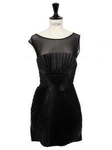 Robe de cocktail origami en cuir noir plissé, tulle et satin noir Prix boutique $2882 Taille 34
