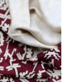 Robe manches longues à plissés en soie rouge bordeaux imprimée géométrique beige Taille 36