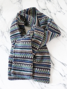 KENZO Echarpe longue en cachemire et mohair graphique vert, bleu blanc violet et noir Prix boutique 190&euro;