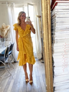 Robe à volants décolleté V en jacquard georgette fleuri jaune tournesol Prix boutique 2300€ Taille 36