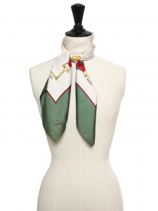 Foulard carré en twill de soie rouge, vert, blanc crème et mors jaune Prix boutique 350€ Taille 63 x 63