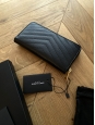 Grand portefeuille MONOGRAMME zippé en cuir noir embossé grain de poudre NEUF Prix boutique 595€