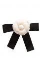 Broche ruban en satin noir et fleur de camélia blanche Prix boutique 690€