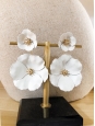 Boucles d'oreille fleurs pétales blanc et coeur laiton doré