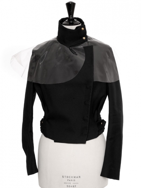 Veste courte en crêpe noir avec collerette en vinyle transparente Prix boutique 3000€ Taille 34
