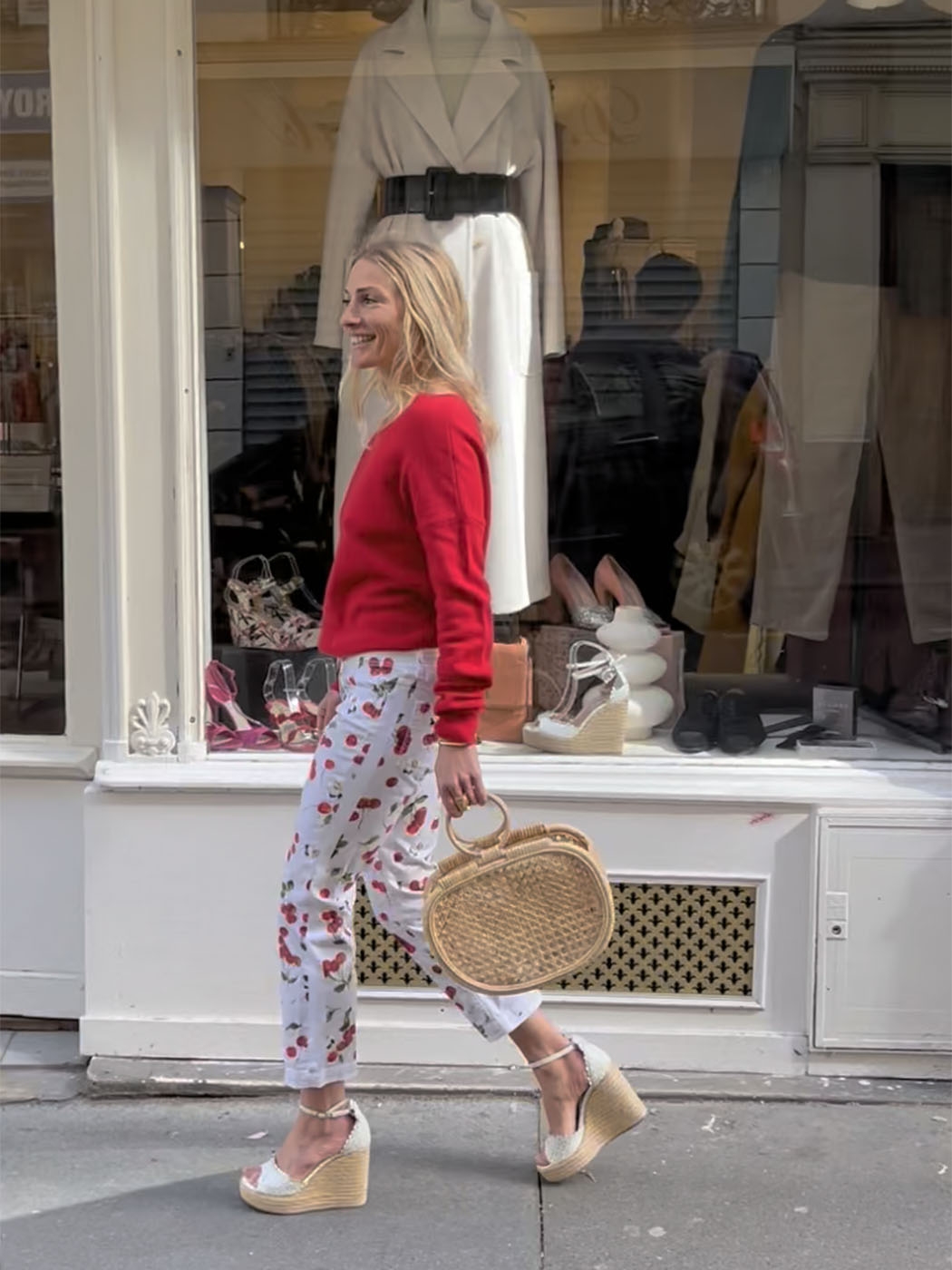 Boutique DOLCE & GABBANA Red cherry printed white denim capri pants Retail  price €645 Size XS