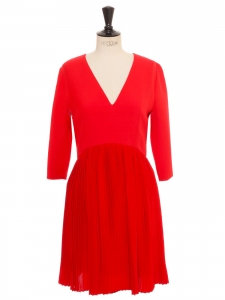 Robe plissée en soie rouge rubis décolleté V Prix boutique 2880€ Taille 36