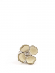 Bague fleur en émail beige, perle et argent Prix boutique 290€