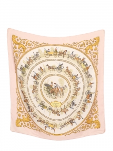 Foulard carré en twill de soie LA PROMENADE DE LONGCHAMPS ivoire et rose Prix boutique 410€ Taille 90 x 90