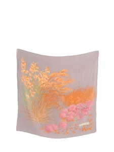 Foulard carré en twill de soie imprimé fleuri rose gris orange Prix boutique 385€ Taille 72 x 72