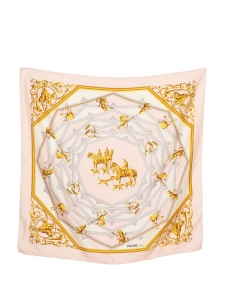 Foulard carré en twill de soie motifs cavaliers doré et rose Prix boutique 350€ Taille 89 x 85