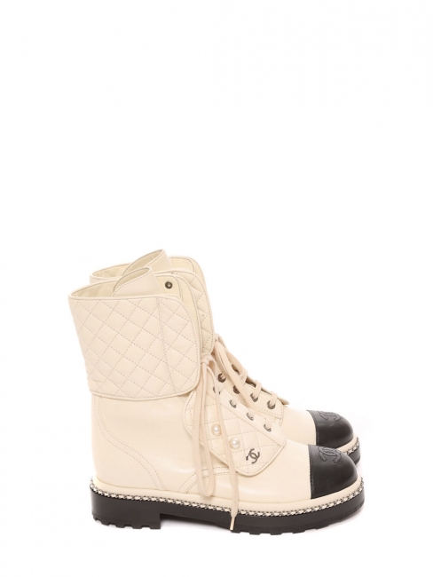 Black and cream white bicolore flat lace-up boots with pearl details Retail price €2800 Size 37.5