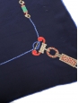 Foulard imprimé bijoux en soie bleu nuit et rouge Prix boutique 450€