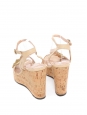 Sandales compensées en cuir beige orné d'une fleurs bijoux et talon liège Prix boutique 625€ Taille 38,5