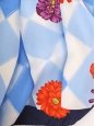 Foulard carré en twill de soie imprimé fleurs et pois bleu violet et orange Prix boutique 385€ Taille 79 x 79