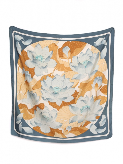 Foulard carré en twill de soie bleu clair, bleu canard et camel FLEUR DE LOTUS Prix boutique 350€ Taille 90 x 90