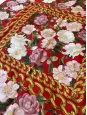 Foulard carré de soie imprimé chaîne bijoux doré et fleurs de camélia rouge, rose blanc Prix boutique 450€