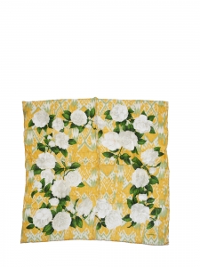 Foulard carré de lin jaune imprimé fleurs de camélia blanc et vert Prix boutique 450€