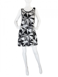 Robe brodée de sequins motifs géométriques noirs et blancs Px boutique 3000€ Taille 38