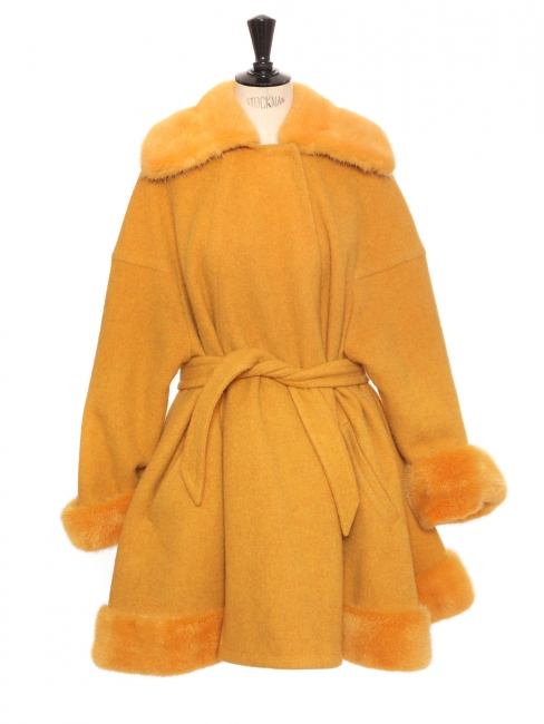 Manteau ceinturé en drap de laine et fourrure jaune orangé Prix boutique 6000€