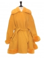 Manteau ceinturé en drap de laine et fourrure jaune orangé Prix boutique 6000€