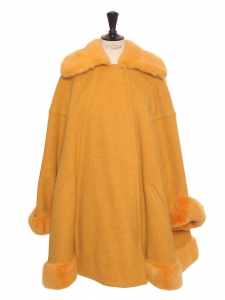 Manteau ceinturé en drap de laine et fourrure jaune orangé Prix boutique 6000€ Taille 40