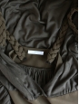 Robe en jersey de soie vert kaki dos nu avec bretelles chaînes dorées et grand décolleté Px boutique 1000€ Taille 38