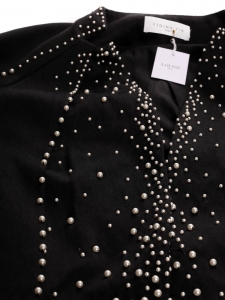 Veste cintrée à épaulettes en satin noir brodé de perles blanches Prix boutique 3000€ Taille 36